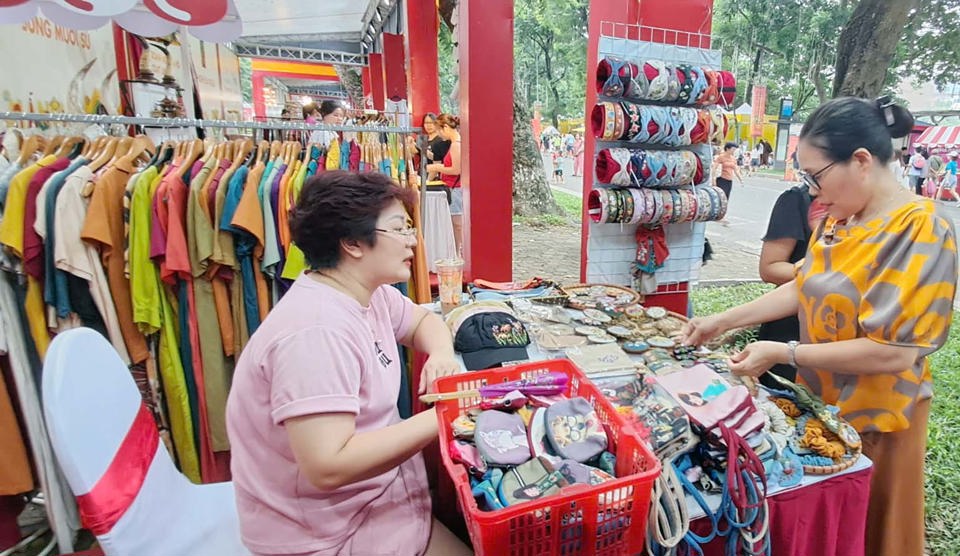 Người ti&ecirc;u d&ugrave;ng thăm quan mua sắm h&agrave;ng thủ c&ocirc;ng mỹ nghệ tại Lễ hội Qu&agrave; tặng Du lịch H&agrave; Nội 2024. Ảnh: Ho&agrave;i Nam