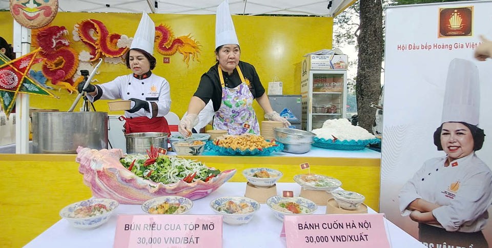 Gian h&agrave;ng của Hội Đầu bếp Ho&agrave;ng gia Việt Nam&nbsp; giới thiệu quảng b&aacute; ẩm thực H&agrave; th&agrave;nh tại lễ hội. Ảnh: Ho&agrave;i Nam