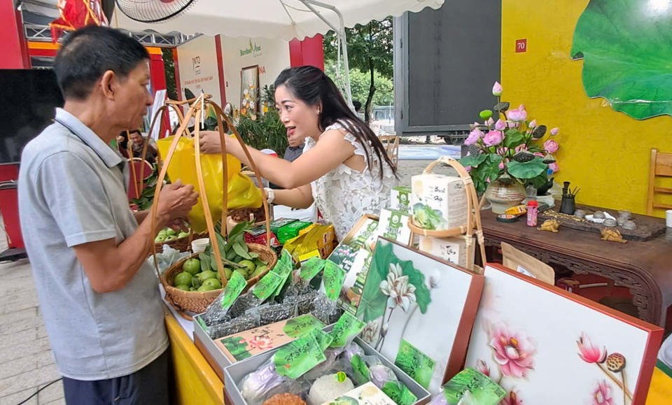 Giới thiệu sản phẩm b&aacute;nh Trung Thu H&agrave; Nội tới du kh&aacute;ch. Ảnh: Ho&agrave;i Nam