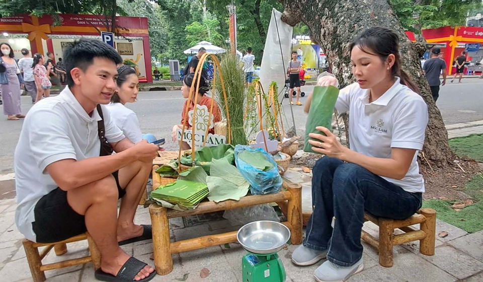 Cơ sở cơ sở cốm Mộc Lam giới thiệu sản phẩm cốm H&agrave; Nội tới du kh&aacute;ch. Ảnh: Ho&agrave;i Nam