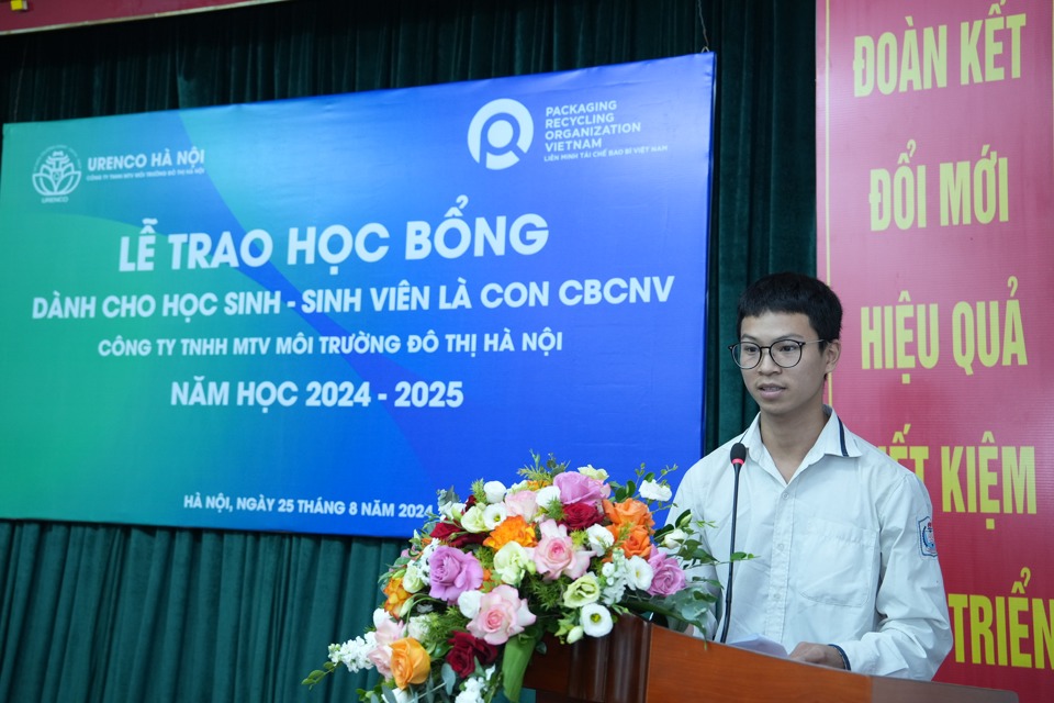 Ch&aacute;u Nguyễn Văn Phương đại diện c&aacute;c học sinh, sinh vi&ecirc;n được nhận học bổng PRO Việt Nam ph&aacute;t biểu tại buổi lễ.