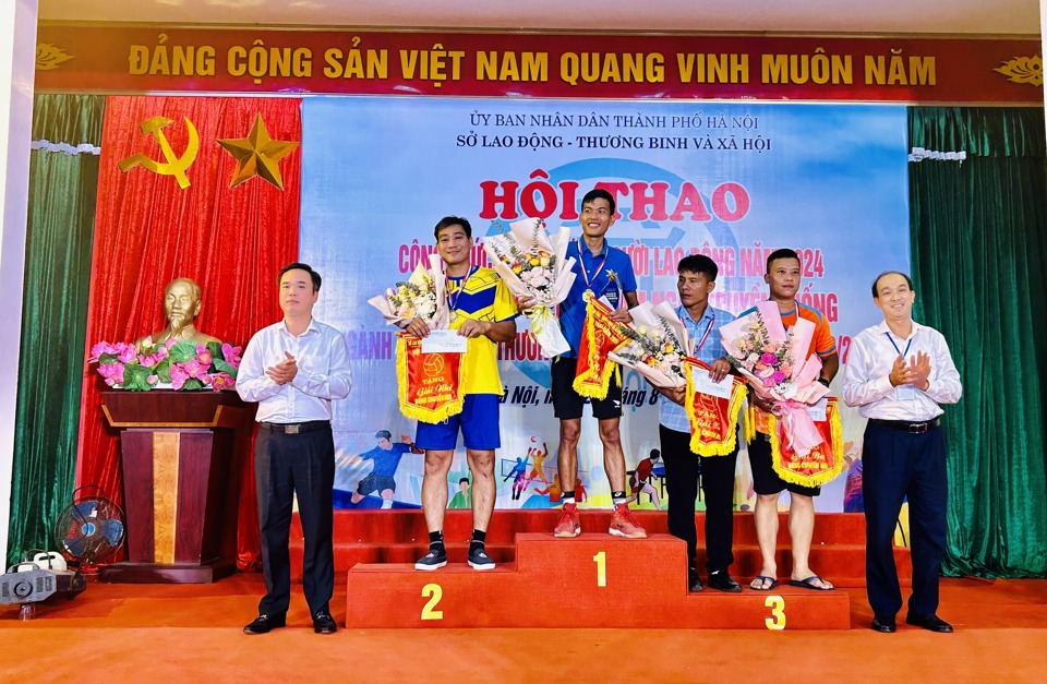 Ph&oacute; Gi&aacute;m đốc Sở LĐTB&amp;XH H&agrave; Nội Nguyễn T&acirc;y Nam v&agrave; Nguyễn Hồng D&acirc;n trao giải thưởng m&ocirc;n B&oacute;ng chuyền hơi cho c&aacute;c đội. Ảnh: Trần Oanh.