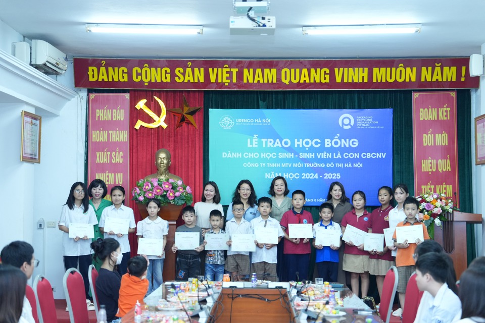 Ban Tổ chức trao học bổng cho c&aacute;c em học sinh khối tiểu học.