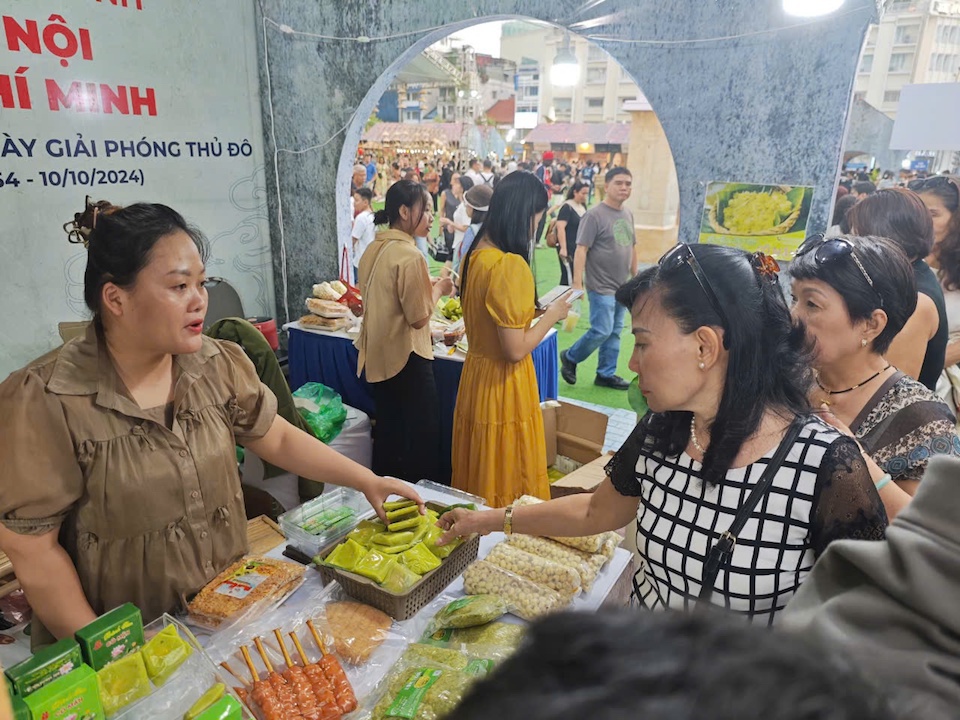 Rất nhiều người chọn mua b&aacute;nh cốm H&agrave; Nội kh&ocirc;ng chỉ để thưởng thức m&agrave; c&ograve;n l&agrave;m qu&agrave; tặng người th&acirc;n, bạn b&egrave;, đối t&aacute;c...