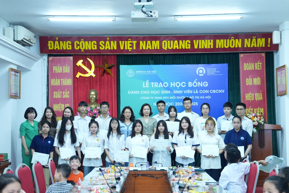 Ban Tổ chức trao học bổng cho c&aacute;c em học sinh khối THCS v&agrave; Đại học.