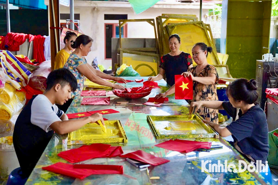 Những l&aacute; cờ được l&agrave;m ra từ b&agrave;n tay t&agrave;i hoa, cần mẫn của người thợ lu&ocirc;n bền bỉ, &oacute;ng đẹp theo thời gian. Đ&oacute; l&agrave; niềm tự h&agrave;o v&agrave; cũng ch&iacute;nh l&agrave; niềm tin nghề may cờ Tổ quốc của l&agrave;ng Từ V&acirc;n tồn tại m&atilde;i với thời gian.