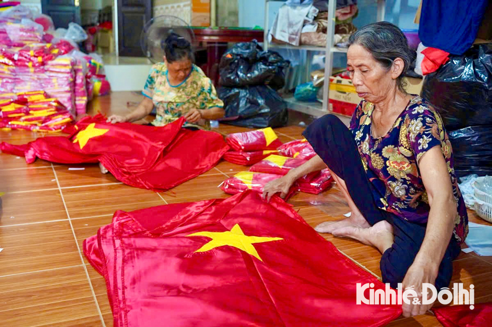 Những l&aacute; cờ khi được in ng&ocirc;i sao v&agrave;ng ph&iacute;a tr&ecirc;n sẽ được phơi kh&ocirc; mực. L&aacute; cờ khi ho&agrave;n thiện được gấp gọn, đ&oacute;ng g&oacute;i để trao đến tay kh&aacute;ch h&agrave;ng.