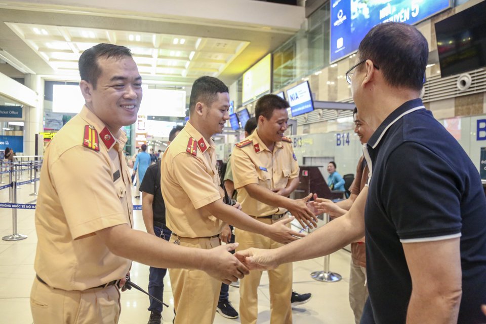 C&aacute;c chiến sĩ CSGT c&ugrave;ng đội ngũ nh&acirc;n vi&ecirc;n y tế trong giờ ph&uacute;t tr&aacute;i tim l&ecirc;n m&aacute;y bay v&agrave;o TP Hồ Ch&iacute; Minh gh&eacute;p cho bệnh nh&acirc;n.