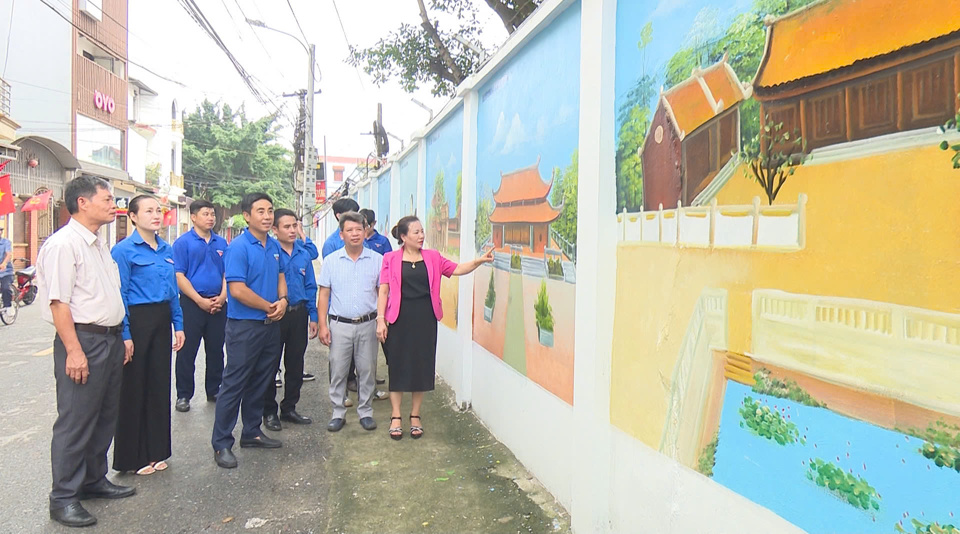 Tranh tường b&iacute;ch họa do Huyện đo&agrave;n Thường T&iacute;n vẽ tại x&atilde; Duy&ecirc;n Th&aacute;i