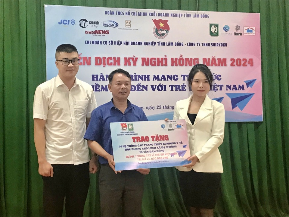 Trao tặng 1 hệ thống&nbsp;trang thiết bị ph&ograve;ng y tế cho Trường THCS x&atilde; Đạ M&rsquo;r&ocirc;ng.