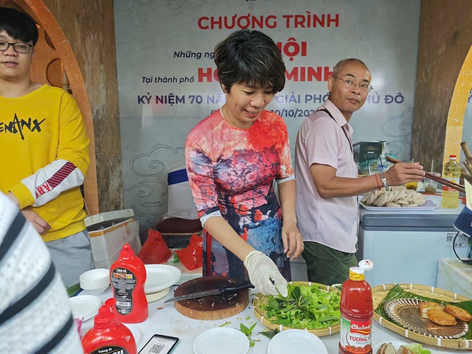 Kh&ocirc;ng k&eacute;m cạnh, chả vịt V&acirc;n Đ&igrave;nh cũng b&aacute;n sạch hơn 3 tạ chả trong 3 ng&agrave;y vừa qua. Dự kiến số lượng b&aacute;n ra sẽ c&ograve;n tăng mạnh trong tối nay&nbsp;