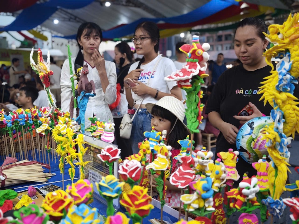 Kh&ocirc;ng chỉ người lớn, trẻ em cũng h&agrave;o hứng đến tham quan, vui chơi tại "Những ng&agrave;y H&agrave; Nội tại TP Hồ Ch&iacute; Minh"