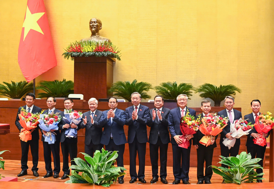 C&aacute;c đồng ch&iacute; l&atilde;nh đạo Đảng, Nh&agrave; nước, Ch&iacute;nh phủ, Quốc hội ch&uacute;c mừng c&aacute;c đồng ch&iacute; được Quốc hội bầu, ph&ecirc; chuẩn bổ nhiệm v&agrave;o chức danh mới. Ảnh: Quochoi.vn