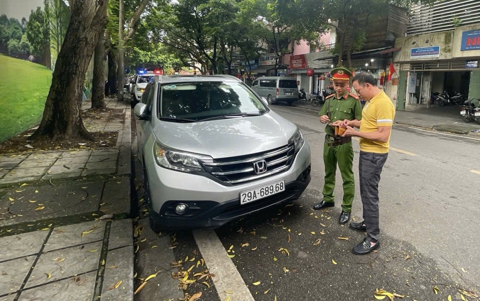 C&ocirc;ng an phường Điện Bi&ecirc;n (quận Ba Đ&igrave;nh) xử l&yacute; c&aacute;c trường hợp dừng đỗ phương tiện sai quy định g&acirc;y cản trở giao th&ocirc;ng.