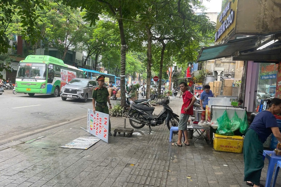 Lực lượng chức năng phường Điện Bi&ecirc;n xử l&yacute; vi phạm trật tự đ&ocirc; thị tr&ecirc;n địa b&agrave;n.