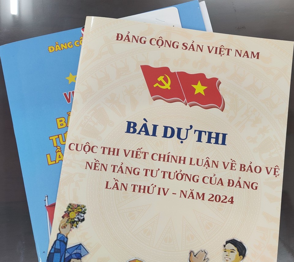 Nhiều t&aacute;c phẩm d&agrave;y c&ocirc;ng nghi&ecirc;n cứu, sưu tầm. Ảnh AT