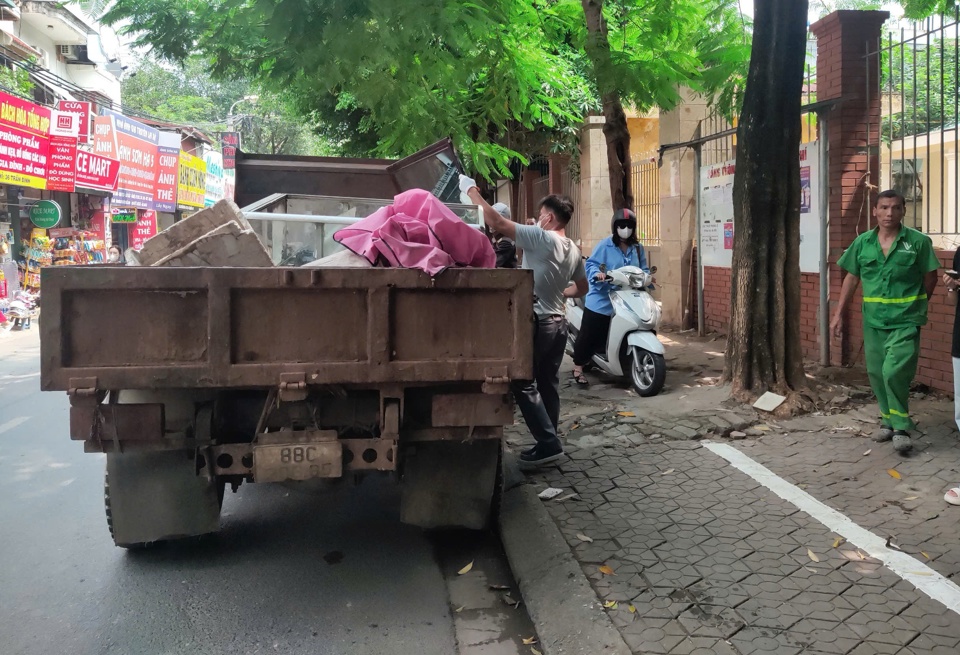 Lực lượng chức năng phường Mai Dịch (quận Cầu Giấy) thu giữ h&agrave;ng loạt vật dụng lấn chiếm l&ograve;ng đường, vỉa h&egrave; l&agrave;m nơi kinh doanh.