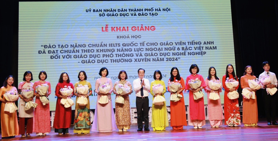 Giám đốc Sở GD&ĐT Hà Nội Trần Thế Cương tặng hoa đại diện các thành viên tham gia khoá học.