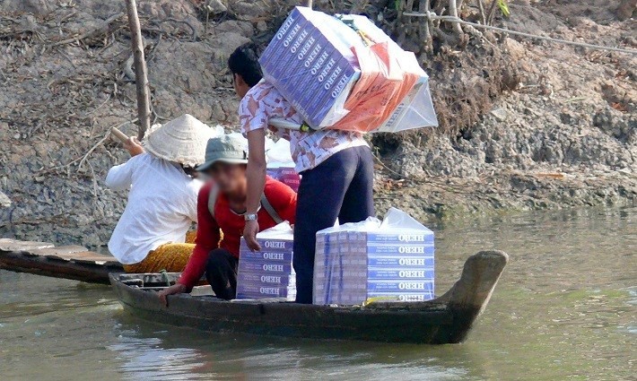 Lợi nhuận từ thuốc l&aacute; lậu qu&aacute; cao, l&ecirc;n đến 400% do kh&ocirc;ng phải chịu thuế v&agrave; c&aacute;c loại ph&iacute; kh&aacute;c n&ecirc;n t&igrave;nh trạng bu&ocirc;n lậu vẫn diễn ra phức tạp.