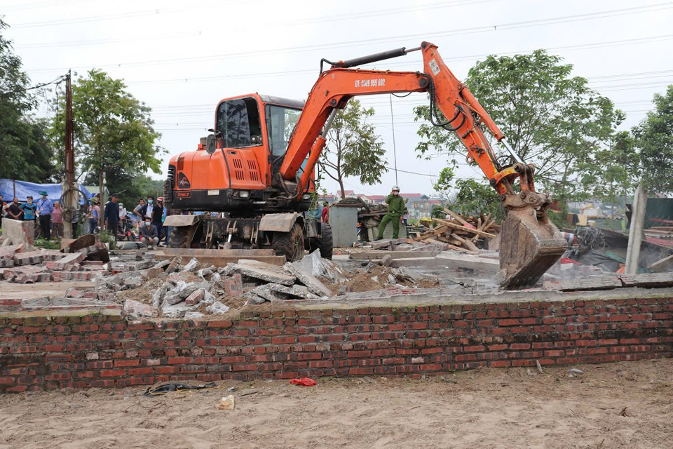 Từ đầu năm 2024 huyện Đ&ocirc;ng Anh tổ chức nhiều đợt xử l&yacute; vi phạm về sử dụng đất c&ocirc;ng &iacute;ch. Ảnh: Do&atilde;n Th&agrave;nh