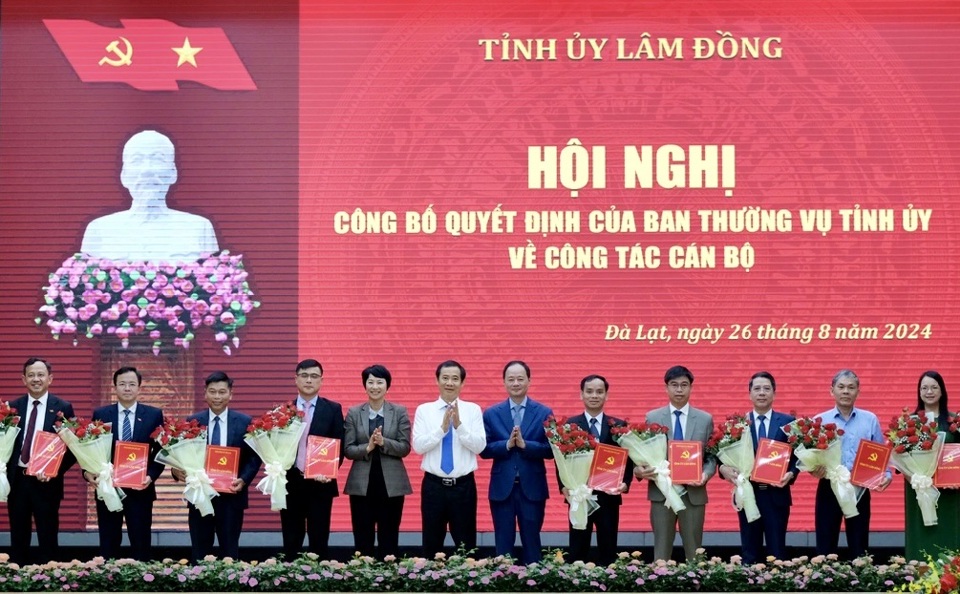 L&atilde;nh đạo tỉnh L&acirc;m Đồng tặng hoa cho c&aacute;c c&aacute;n bộ được điều động, bổ nhiệm.