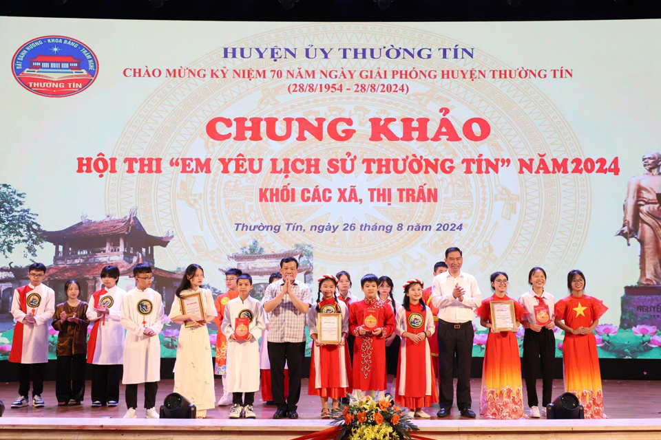 Kết th&uacute;c hội thi, Ban Tổ chức đ&atilde; trao Giải Nhất cho đội thi x&atilde; Văn Tự, trao 2 Giải Nh&igrave; cho đội thi x&atilde; T&acirc;n Minh v&agrave; x&atilde; Kh&aacute;nh H&agrave;...