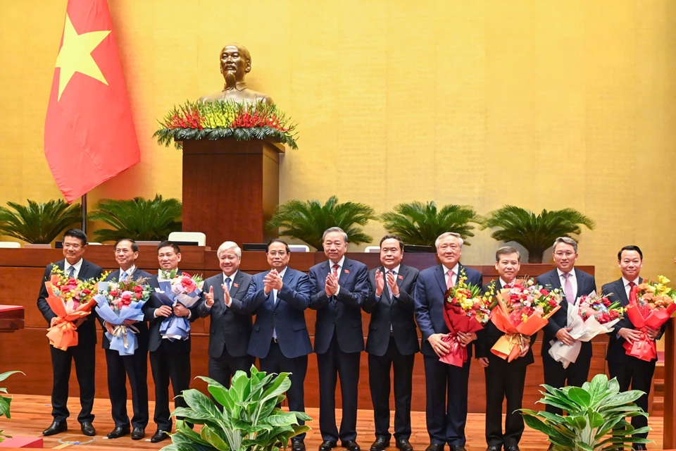 C&aacute;c đồng ch&iacute; l&atilde;nh đạo Đảng, Nh&agrave; nước, Ch&iacute;nh phủ, Quốc hội ch&uacute;c mừng c&aacute;c c&aacute;n bộ l&atilde;nh đạo vừa được Quốc hội kh&oacute;a XV bầu, ph&ecirc; chuẩn bổ nhiệm. Ảnh: Quochoi.vn