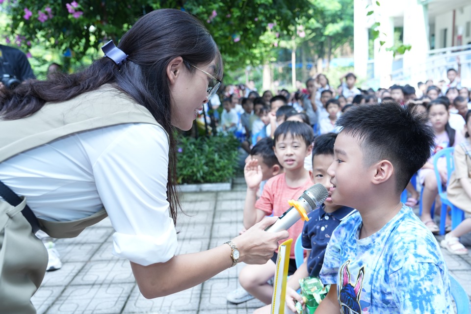 Tại ng&agrave;y hội, c&aacute;c em học sinh Trường Tiểu học Ho&agrave;ng Diệu được tuy&ecirc;n truyền c&aacute;c kiến thức về ph&acirc;n loại r&aacute;c thải tại nguồn.