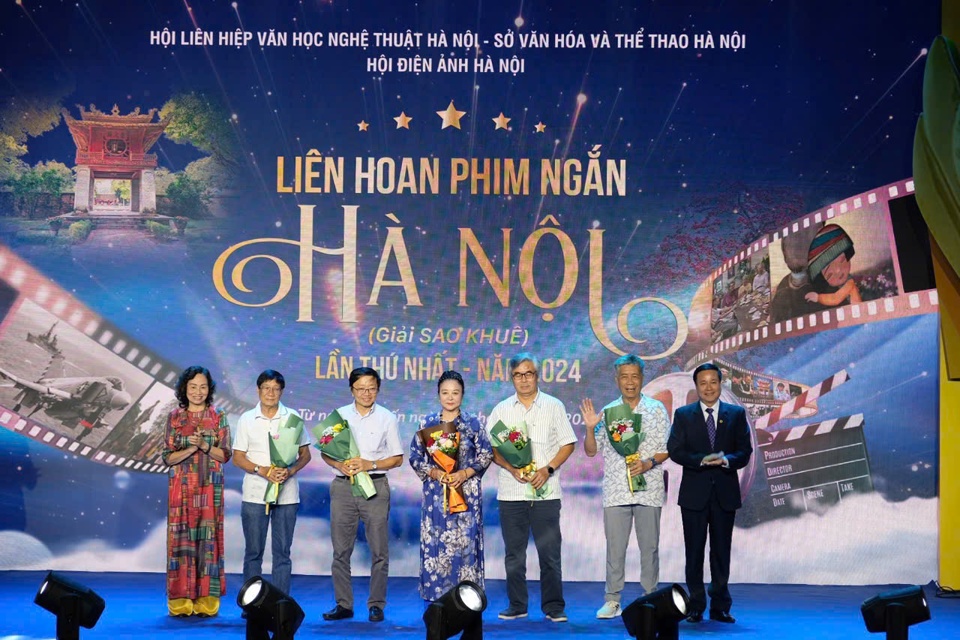 Ban Gi&aacute;m khảo Li&ecirc;n hoan phim ngắn H&agrave; Nội l&agrave; những nghệ sĩ điện ảnh kỳ cựu. Ảnh: Cẩm T&uacute;