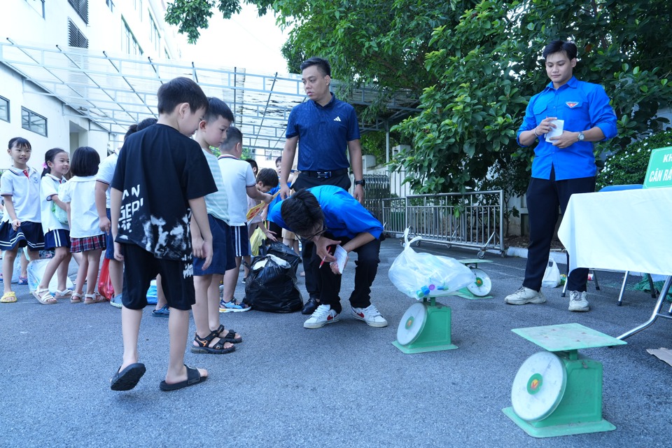 Gần 2.000 học sinh tham gia ngày hội “Phân loại rác tại nguồn” - Ảnh 1