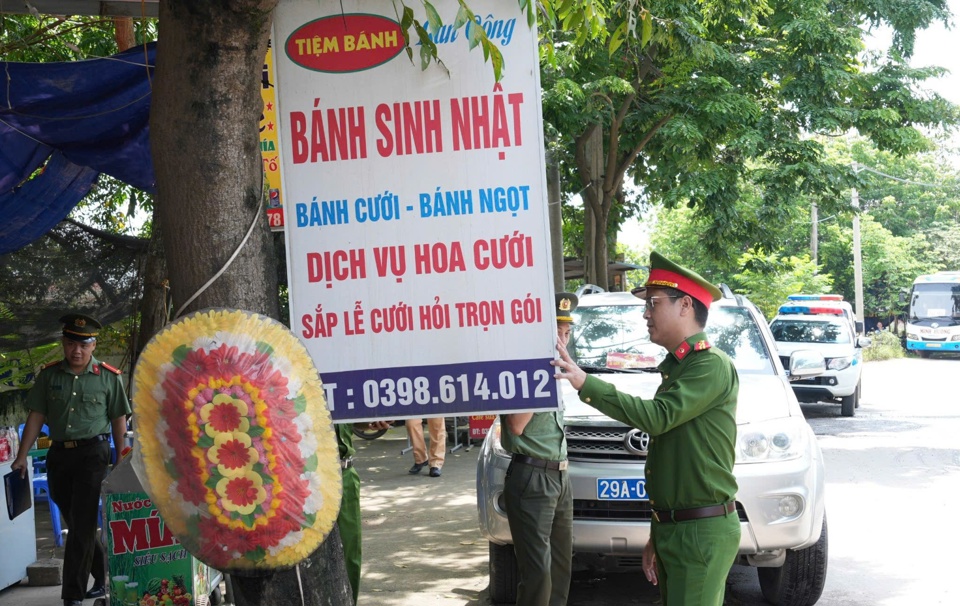 Lực lượng chức năng huyện Ba V&igrave; kiểm tra, chấn chỉnh vi phạm trật tự đ&ocirc; thị, trật tự c&ocirc;ng cộng tr&ecirc;n địa b&agrave;n.