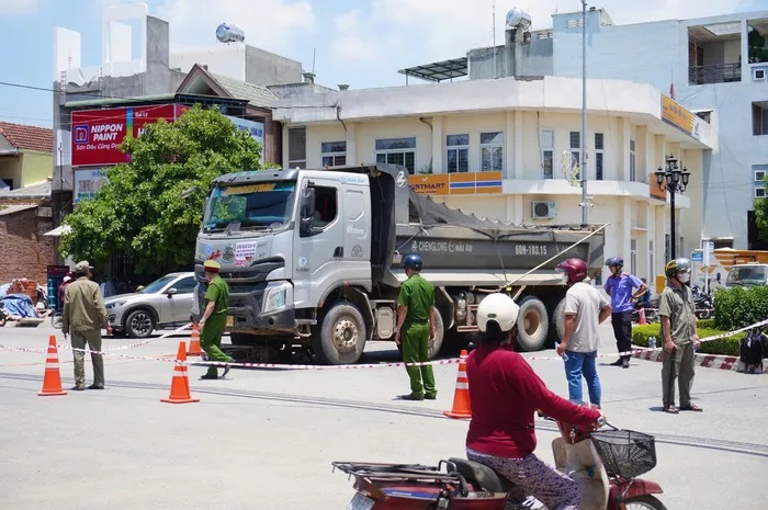 Hiện trường vụ tai nạn giao th&ocirc;ng khiến nữ dược sĩ tử vong tại chỗ &nbsp;