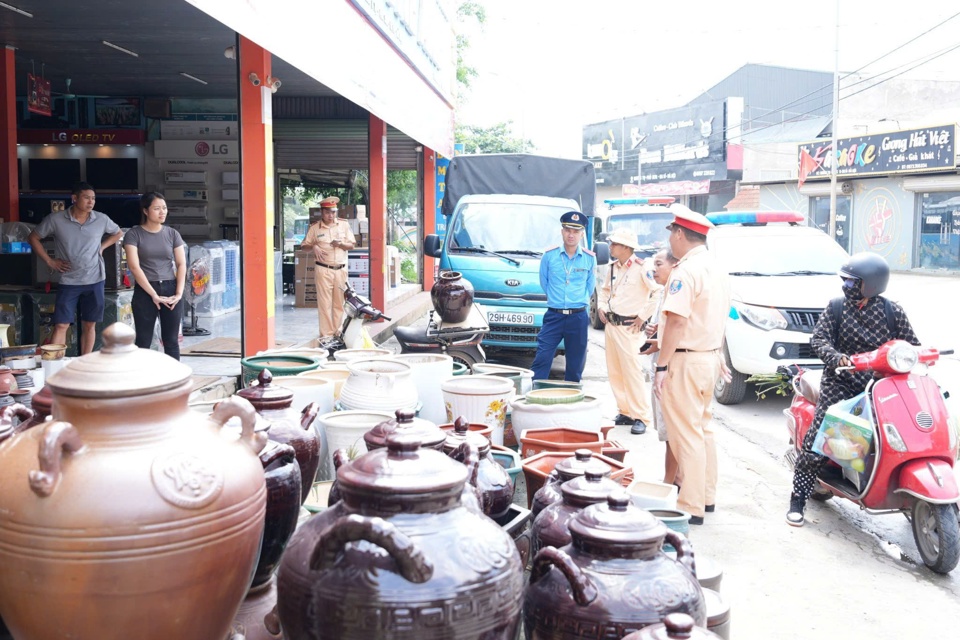 Ban Chỉ đạo 197 huyện Ba V&igrave;&nbsp;tiếp tục đẩy mạnh c&ocirc;ng t&aacute;c tuy&ecirc;n truyền với nhiều h&igrave;nh thức, biện ph&aacute;p ph&ugrave; hợp với từng điều kiện ở cơ sở, khu vực cụm d&acirc;n cư.