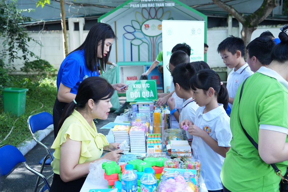 C&aacute;c em học sinh &nbsp;tham gia chương tr&igrave;nh đổi r&aacute;c t&aacute;i chế lấy qu&agrave; tặng.