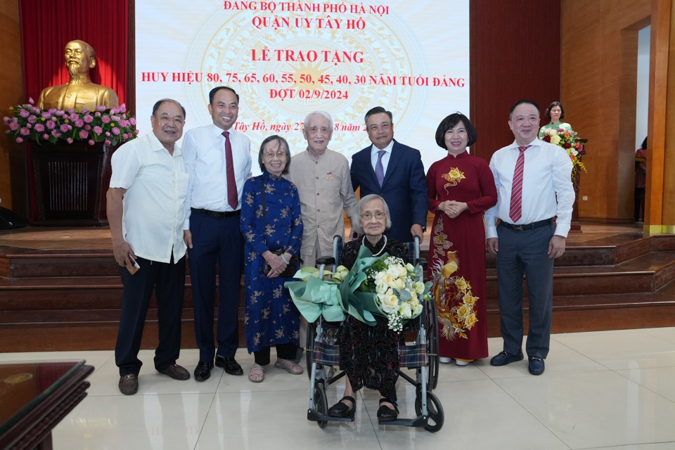 L&atilde;nh đạo TP H&agrave; Nội v&agrave; quận T&acirc;y Hồ chụp ảnh lưu niệm với c&aacute;c đảng vi&ecirc;n nhận Huy hiệu 75 năm, 80 năm tuổi Đảng.&nbsp;