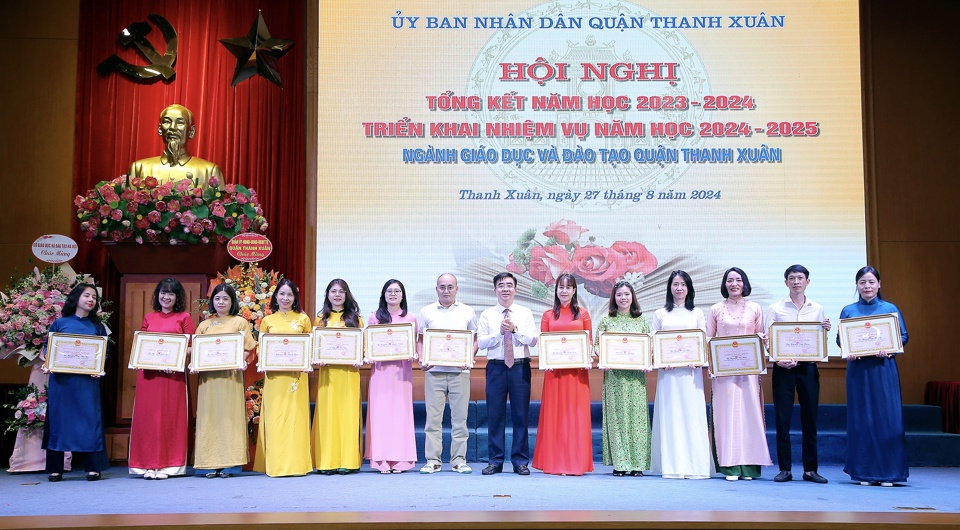 L&atilde;nh đạo quận Thanh Xu&acirc;n&nbsp;biểu dương, khen thưởng c&aacute;c tập thể, c&aacute; nh&acirc;n c&oacute; th&agrave;nh t&iacute;ch xuất sắc