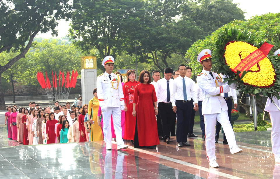 B&iacute; thư Đảng ủy Khối c&aacute;c cơ quan TP H&agrave; Nội Do&atilde;n Trung Tuấn v&agrave; Đo&agrave;n đại biểu d&acirc;ng hương tại Đ&agrave;i tưởng niệm c&aacute;c Anh h&ugrave;ng liệt sĩ tr&ecirc;n đường Bắc Sơn