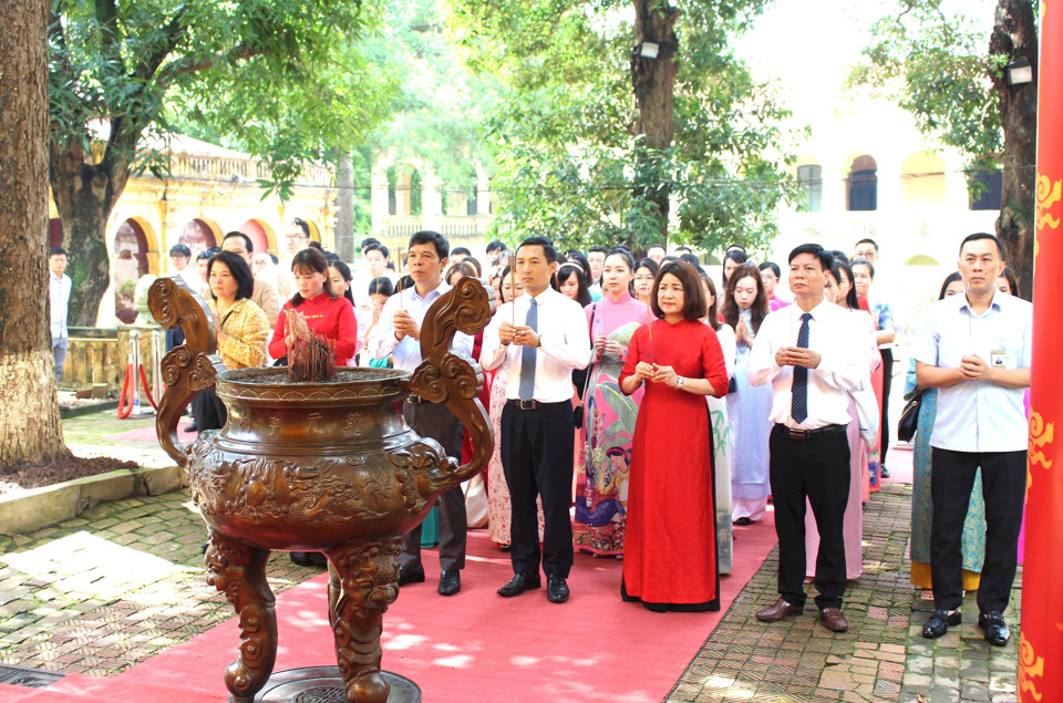 Đo&agrave;n đại biểu Đảng ủy Khối c&aacute;c cơ quan TP H&agrave; Nội d&acirc;ng hương tại khu di t&iacute;ch Ho&agrave;ng th&agrave;nh Thăng Long