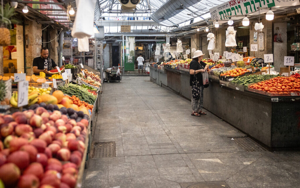 Cảnh vắng vẻ b&ecirc;n trong chợ&nbsp;Mahane Yehuda ở Jerusalem (Israel), hồi đầu th&aacute;ng. Ảnh:&nbsp;Flash90