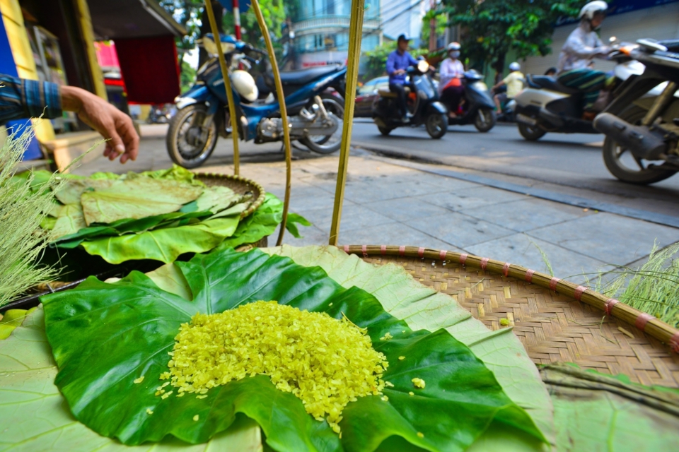 Tr&ecirc;n c&aacute;c con phố v&agrave; khu chợ H&agrave; Nội trong m&ugrave;a thu, kh&ocirc;ng kh&oacute; để t&igrave;m thấy những g&aacute;nh cốm th&acirc;n thương. Ảnh: Kh&aacute;nh Huy