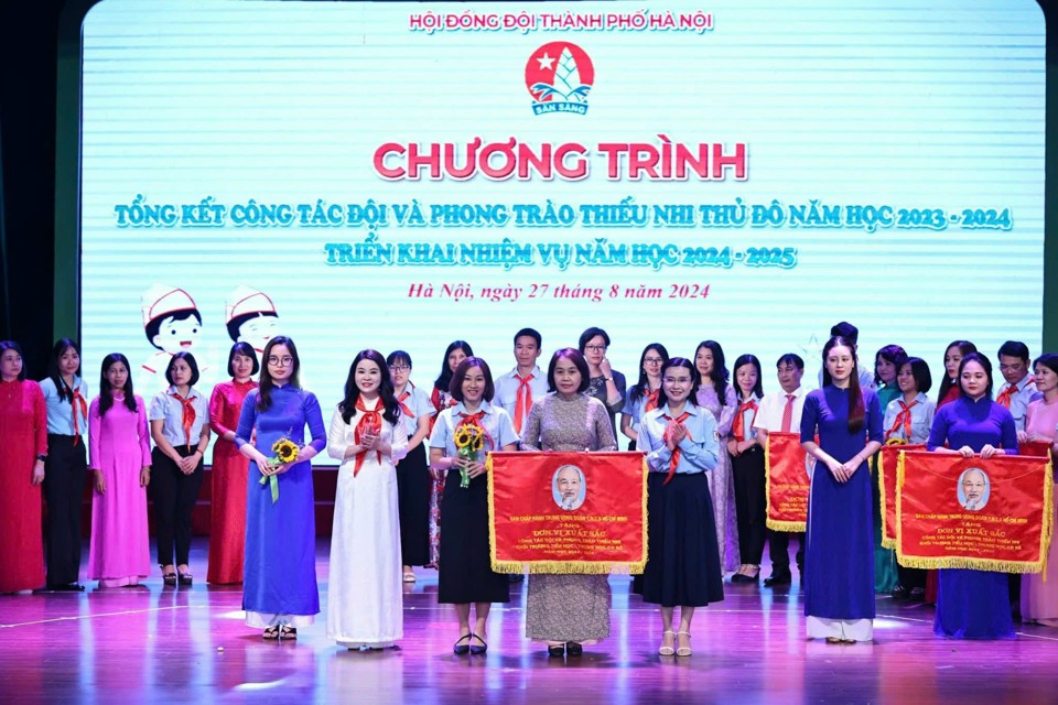 Tại chương tr&igrave;nh đ&atilde; c&oacute; 7 Hội đồng Đội quận, huyện, 88 li&ecirc;n đội v&agrave; 105 c&aacute; nh&acirc;n c&oacute; th&agrave;nh t&iacute;ch xuất sắc trong c&ocirc;ng t&aacute;c Đội v&agrave; phong tr&agrave;o thiếu nhi Thủ đ&ocirc; được nhận Bằng khen của Hội đồng Đội Trung ương