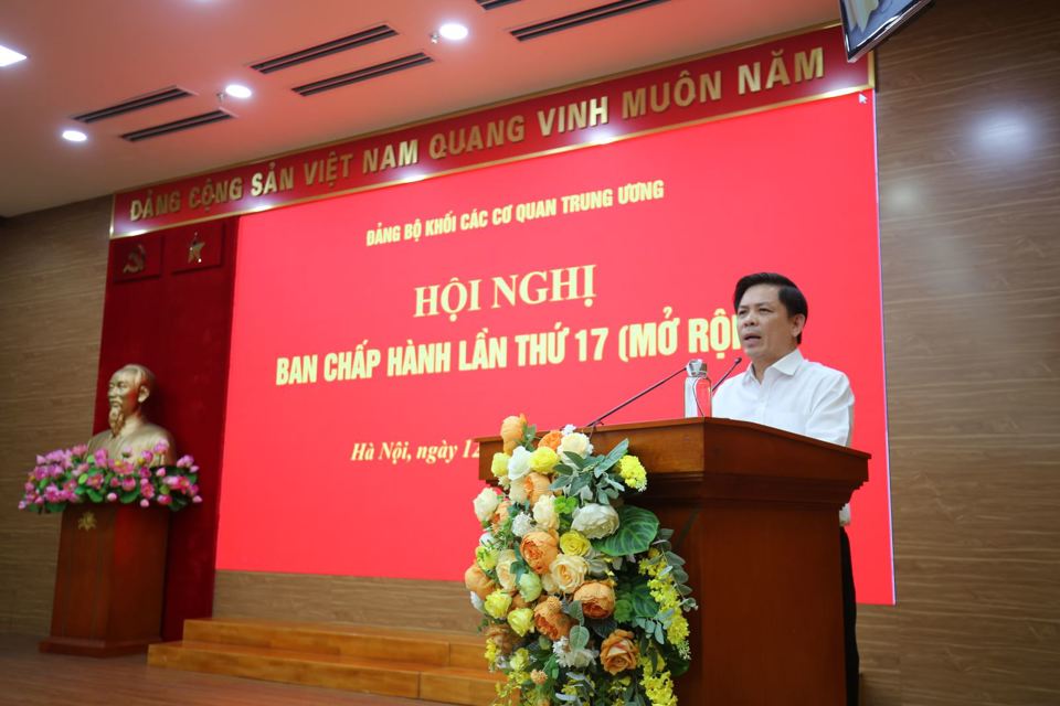 Đồng ch&iacute; Nguyễn Văn Thể, Ủy vi&ecirc;n Trung ương Đảng, B&iacute; thư Đảng ủy Khối ph&aacute;t biểu tại Hội nghị Ban Chấp h&agrave;nh Đảng bộ Khối lần thứ 17 kh&oacute;a XIII