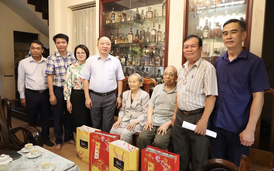 Ph&oacute; B&iacute; thư Thường trực Quận uỷ T&acirc;y Hồ Nguyễn L&ecirc; Ho&agrave;ng đến thăm, tặng qu&agrave; gia đ&igrave;nh &ocirc;ng Đinh Văn Niệm.