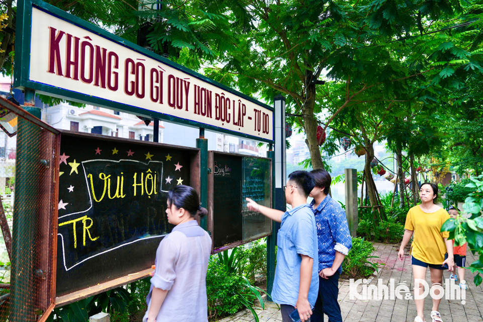 Khu vực bảng tin b&ecirc;n ngo&agrave;i ghi ch&uacute; những th&ocirc;ng b&aacute;o quan trọng, những mẩu tin ch&agrave;o mừng ng&agrave;y lễ lớn của d&acirc;n tộc. Ở tr&ecirc;n c&ugrave;ng l&agrave; khẩu hiệu "Kh&ocirc;ng c&oacute; g&igrave; qu&yacute; hơn độc lập - tự do".