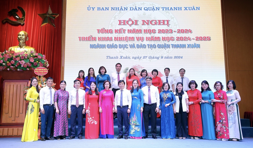 L&atilde;nh đạo quận Thanh Xu&acirc;n với c&aacute;c thầy c&ocirc; gi&aacute;o c&aacute;c trường học&nbsp;qu&acirc;̣n Thanh Xu&acirc;n