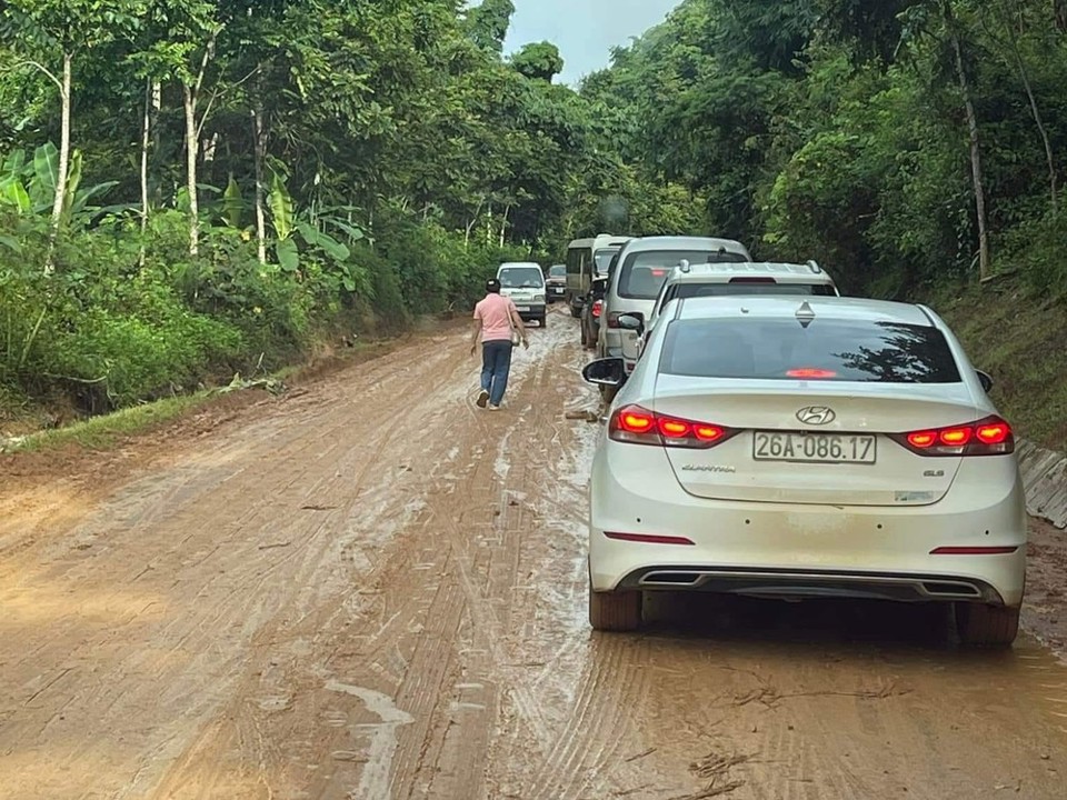 Mưa lớn l&agrave;m b&ugrave;n đất sa bồi, mặt đường trơn trượt, g&acirc;y &aacute;ch tắc giao th&ocirc;ng tại khu vực đ&egrave;o Cao Pha