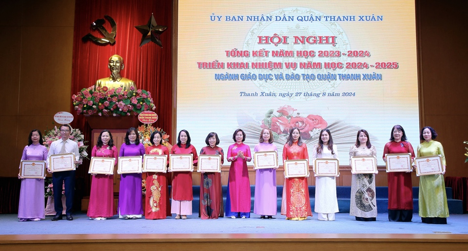 Ủy vi&ecirc;n Ban Thường vụ Th&agrave;nh ủy, B&iacute; thư Quận ủy Thanh Xu&acirc;n B&ugrave;i Huyền Mai biểu dương, khen thưởng c&aacute;c tập thể c&oacute; th&agrave;nh t&iacute;ch xuất sắc