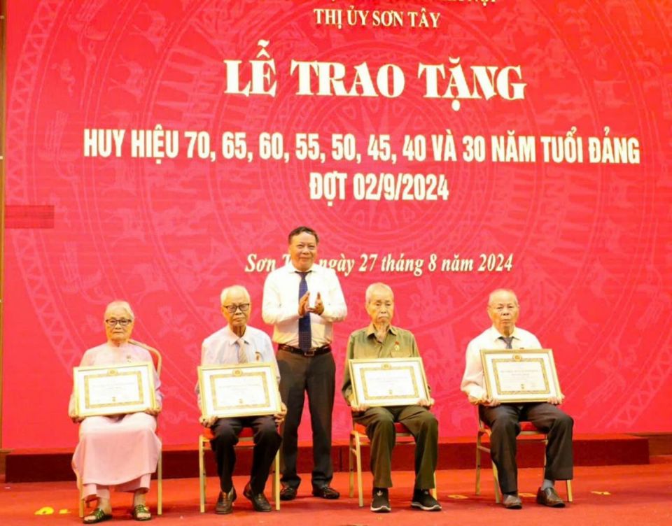 Ph&oacute; B&iacute; thư Th&agrave;nh ủy Nguyễn Văn Phong trao Huy hiệu 65 tuổi Đảng cho c&aacute;c đồng ch&iacute; đảng vi&ecirc;n l&atilde;o th&agrave;nh.