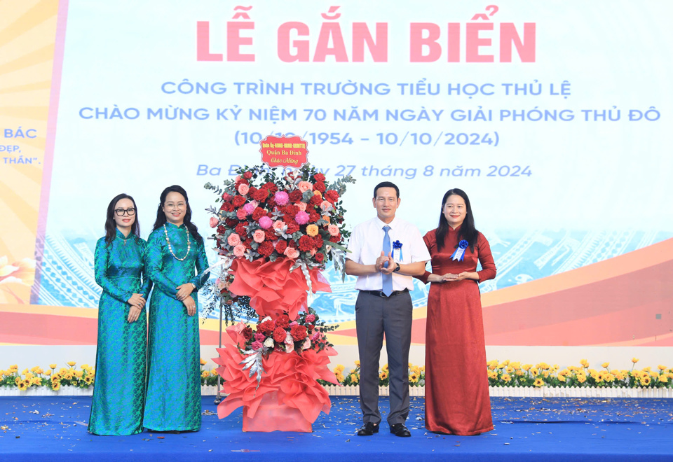 C&aacute;c Ph&oacute; Chủ tịch UBND quận Ba Đ&igrave;nh: Cồ Như Dũng, Phạm Thị Diễm tặng hoa ch&uacute;c mừng thầy v&agrave; tr&ograve; trường Tiểu học Thủ Lệ.&nbsp;