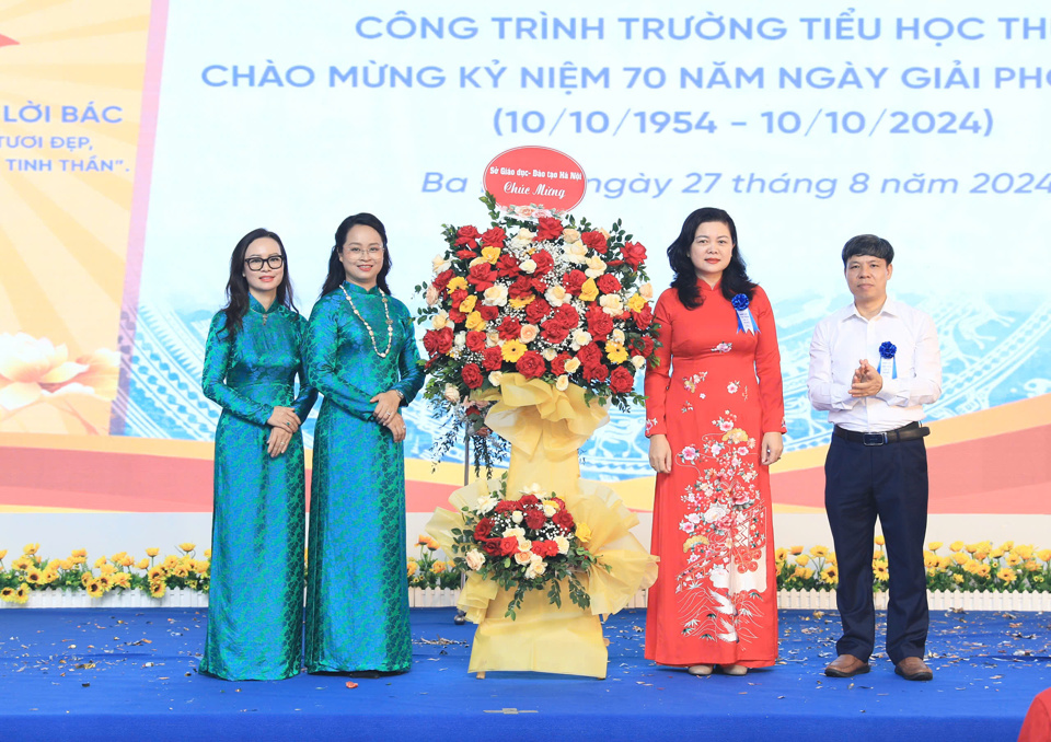 Ph&oacute; Gi&aacute;m đốc Sở Gi&aacute;o dục &amp; Đ&agrave;o tạo Trần Lưu Hoa tặng hoa ch&uacute;c mừng thầy v&agrave; tr&ograve; trường Tiểu học Thủ Lệ.&nbsp;